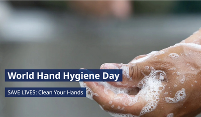 Hände werden mit Seife gewaschen, darüber steht der Text „World Hand Hygiene Day“ und darunter „SAVE LIVES: Clean Your Hands“.