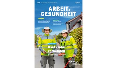 Zwei Personen in gelben Warnwesten und Hüten stehen auf einer Straße, mit dem Magazin-Titel "Arbeit & Gesundheit" und dem Schwerpunkt "Hautkrebs vorbeugen".